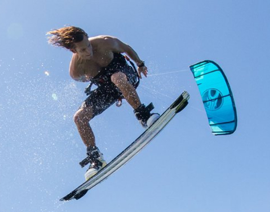 cabrinha-switchblade-actionshot-meer cabrinha-switchblade-actionshot-meer